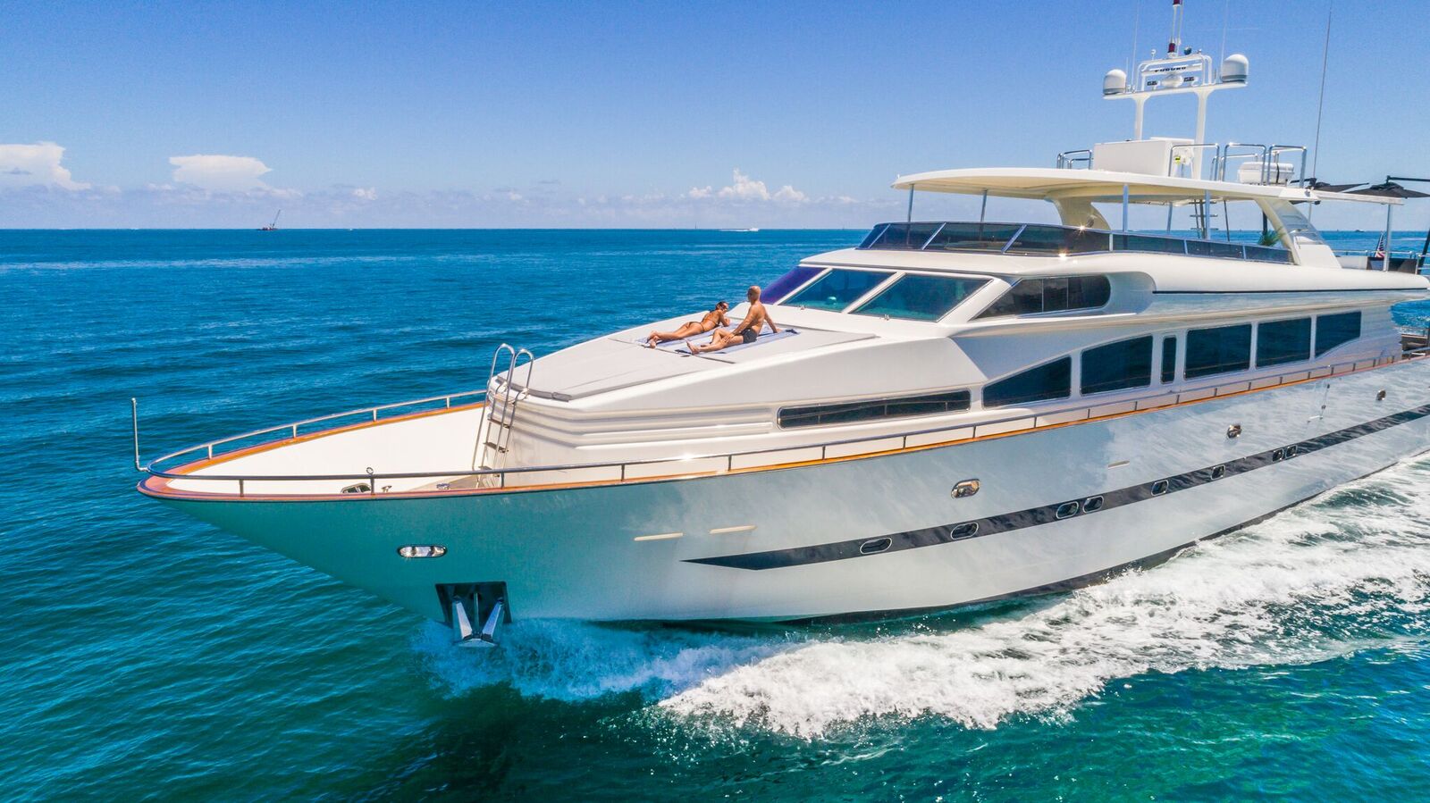 110' Horizon Flybridge